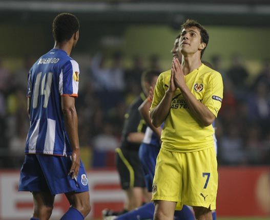 Nilmar lamentando una ocasión fallada en la Europa League contra el Oporto (05-05-2011)