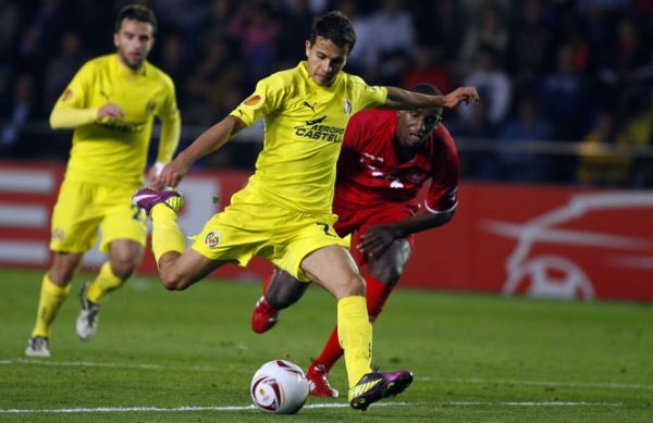 Nilmar en un partido de Europa League contra en F.C. Twente (07-04-2011)