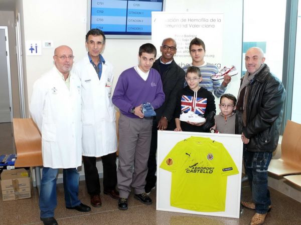 Marcos Senna visita la Unidad de Hemostasia del Hospital La Fe