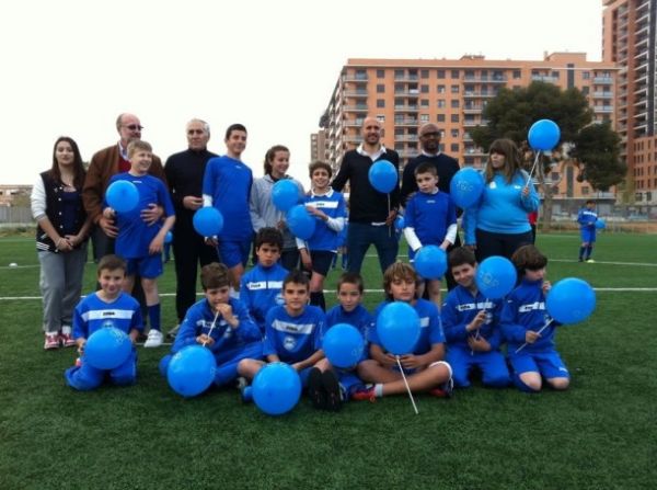 Marcos Senna, presidente de la Fundación Marcos Senna visita la escuela de fútbol Atlètic Amistad con motivo del Día Mundial de Concienciación con el Autismo