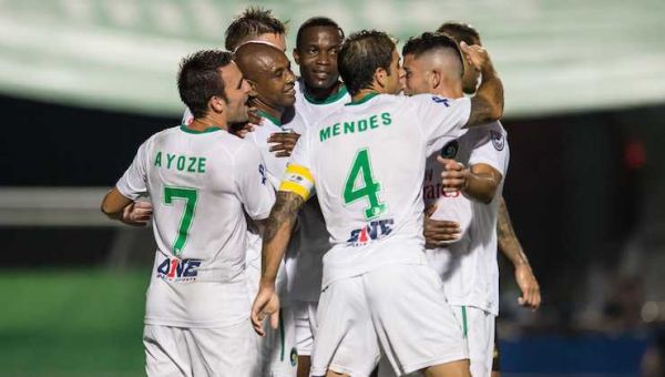 Marcos Senna marca un gol de penalti contra el Fort Lauderdale Strikers
