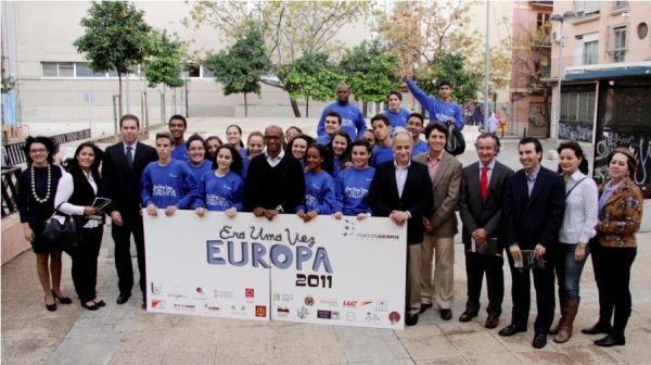 Marcos Senna y 20 niños brasileños acercan el proyecto Era Uma Vez Europa de su Fundación a la Dirección General de Integración y Cooperación