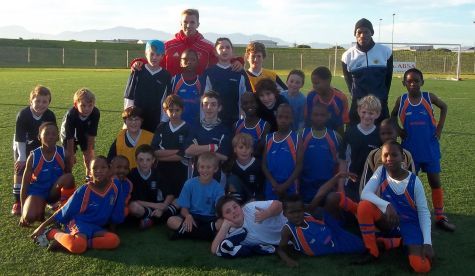 Los niños de Dibanisa disfrutan de la ropa donada por la Fundación Marcos Senna