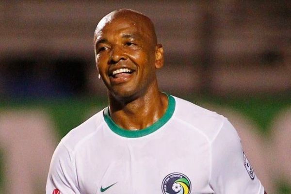Marcos Senna marcó su segundo gol consecutivo