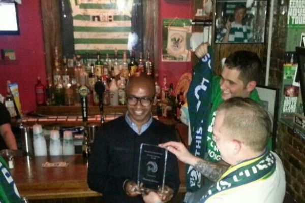 Marcos Senna recibe un premio de mano de los Borough Boys