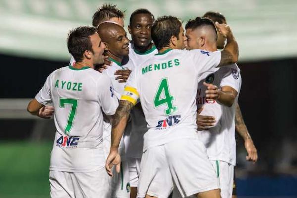 Marcos Senna marca un gol de penalti contra el Fort Lauderdale Strikers